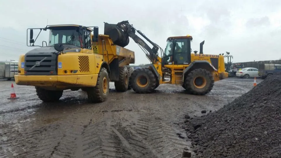 Wheeled loading shovel loading an articulated dump truck
